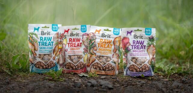 Brit RAW TREAT Skin & Coat. Freeze-dried treat and topper. Fish&Chicken 40 g - 2
